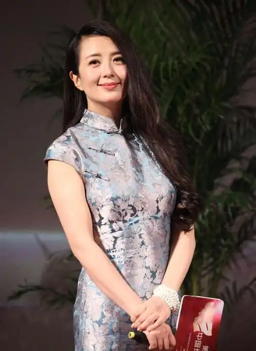 杨童舒身材比例真好,穿旗袍配波浪卷曲线吸睛,不像是70后