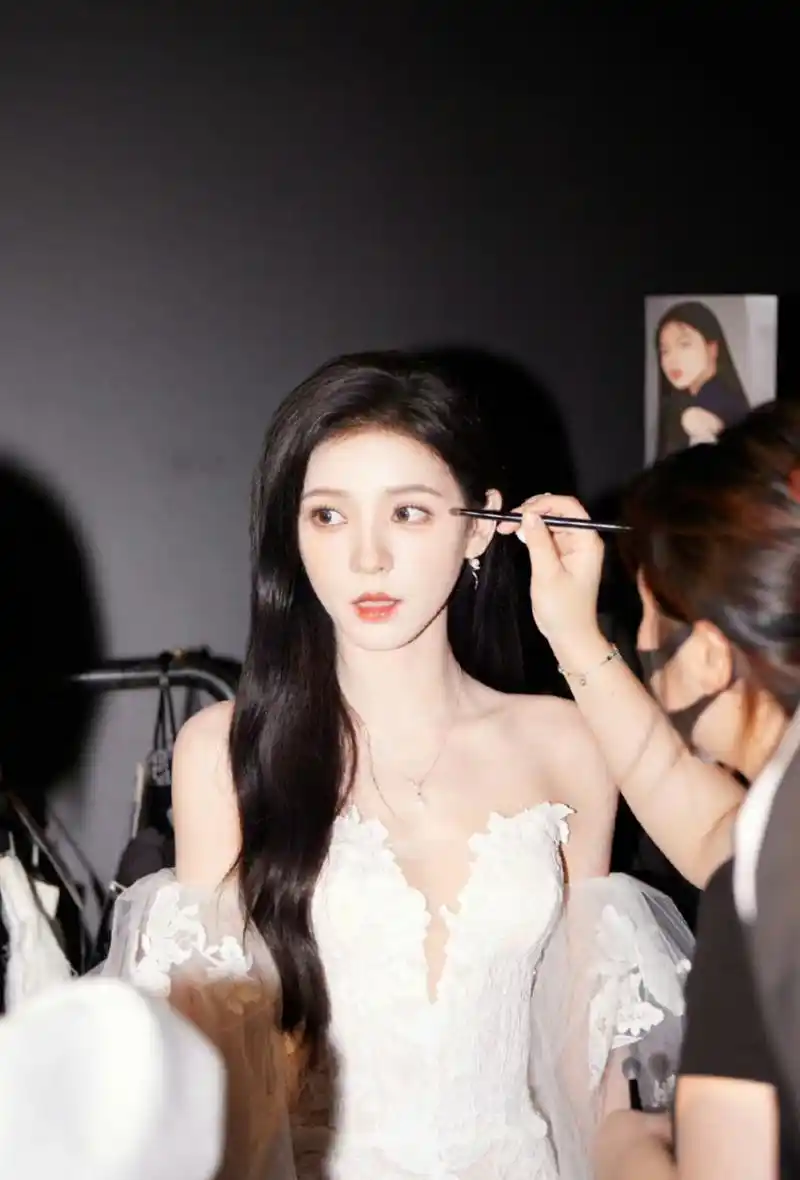 穿白色礼服的张予曦像仙女下凡,好神奇啊!#张予曦