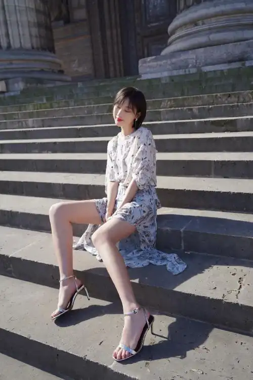 张俪碎花长裙俏皮性感写真图片