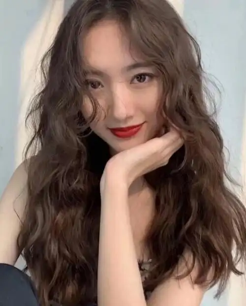 大卷发型中长发2022,都给我冲的大卷发发型