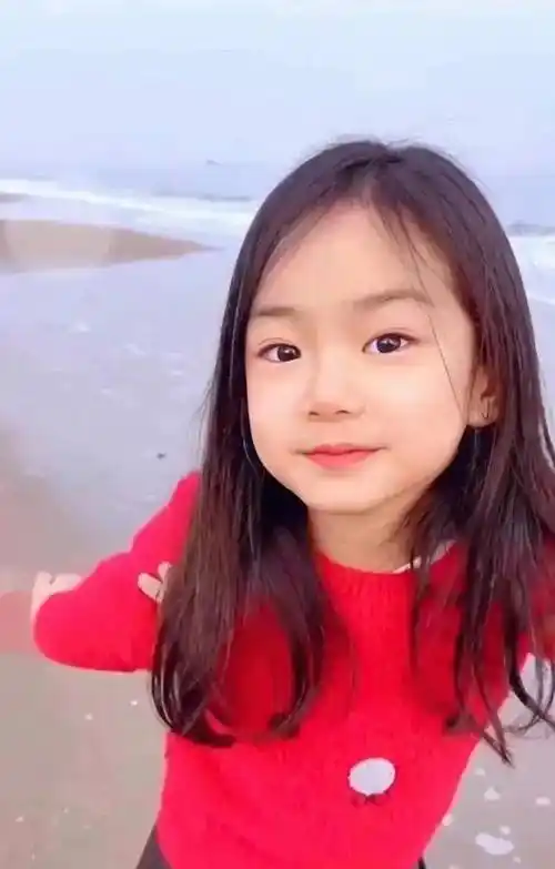 戚薇女儿现在像爸爸李承铉了,引争议!_lucky_长相_性格