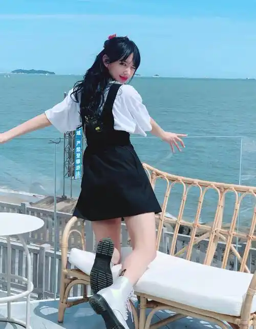 程潇海边录节目心情大好,面对镜头卖萌,大胆秀出"最胖女团腿"