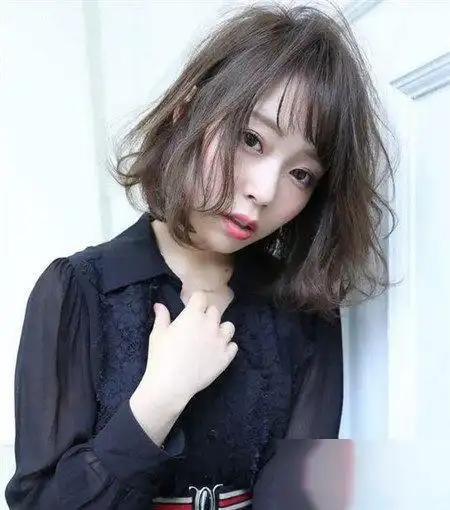 空气烫发型图片,时尚女生短发发型(15款充满空气感的日式烫发发型)