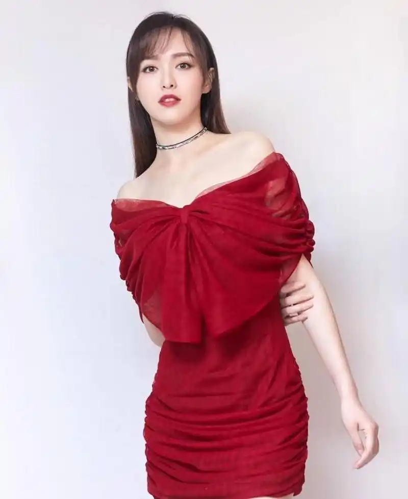 妩媚优雅,时尚靓丽的#唐嫣# 一袭红色深v溜肩包臀裙,搭配黑色长筒靴