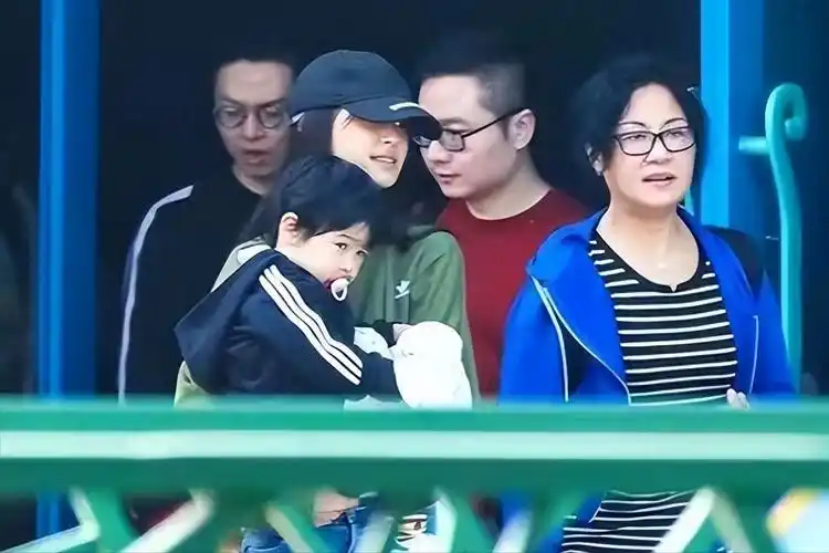 原创离婚后黄晓明首谈杨颖儿子肺炎母亲摔伤却没想要麻烦前妻