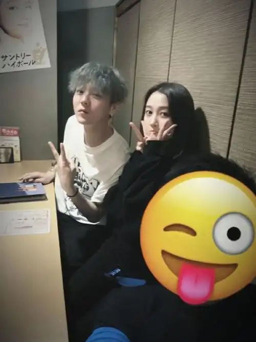 鹿晗关晓彤感情依旧稳定一起和好友们外出聚餐看着捂得很严实