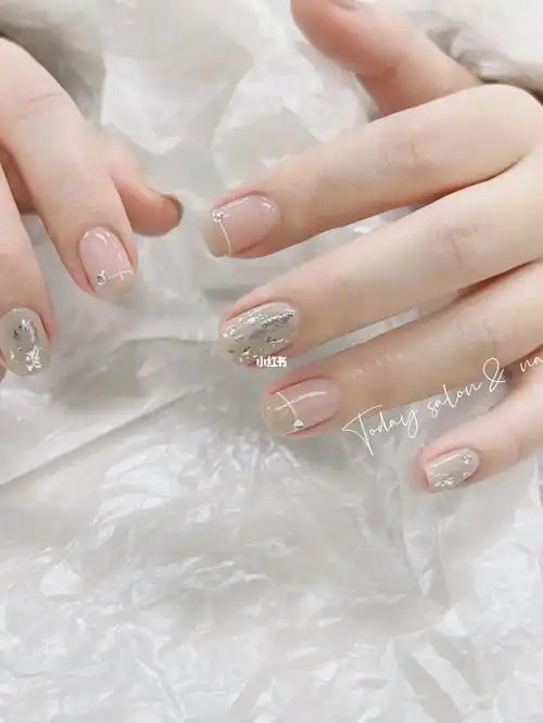 短款显白素雅渐变美甲