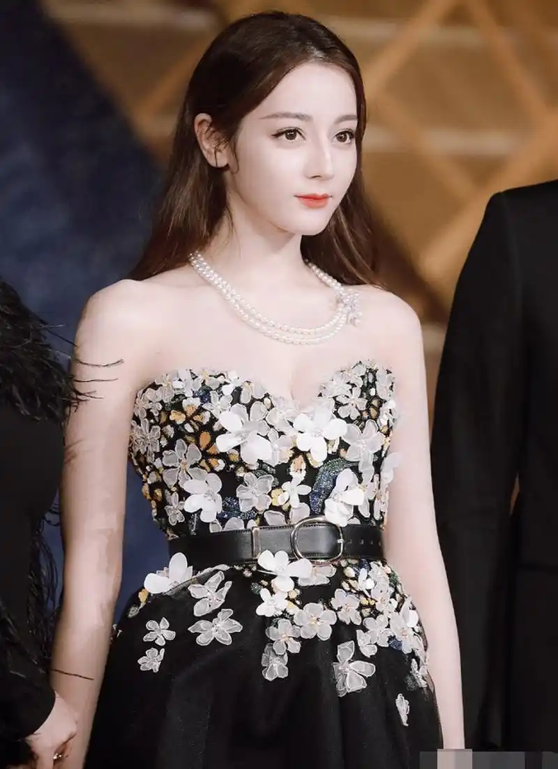 迪丽热巴红毯#女神#  迪丽#明星造型穿搭 热巴每一次#红毯造型,真的