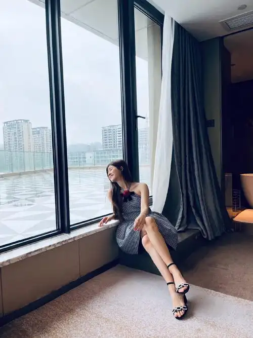 赵露思优雅性感写真图片