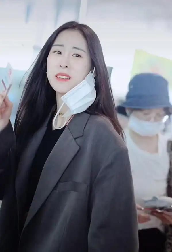 华晨宇处理家中紧急情况暂停六月行程张碧晨公开露面未陪伴女儿过六一