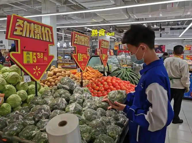 一大早就来到超市买菜