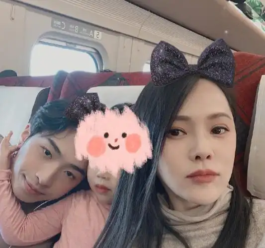 伊能静回顾2020表白秦昊 罕晒儿子高清正脸照