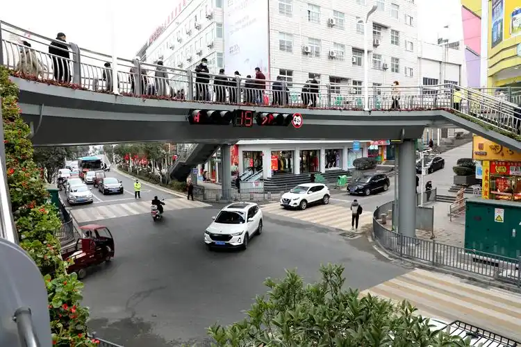 我县城区邮电街人行天桥正式通行