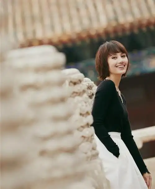 又被袁泉惊艳了一袭抹胸开叉赫本裙高贵典雅气质真的好绝