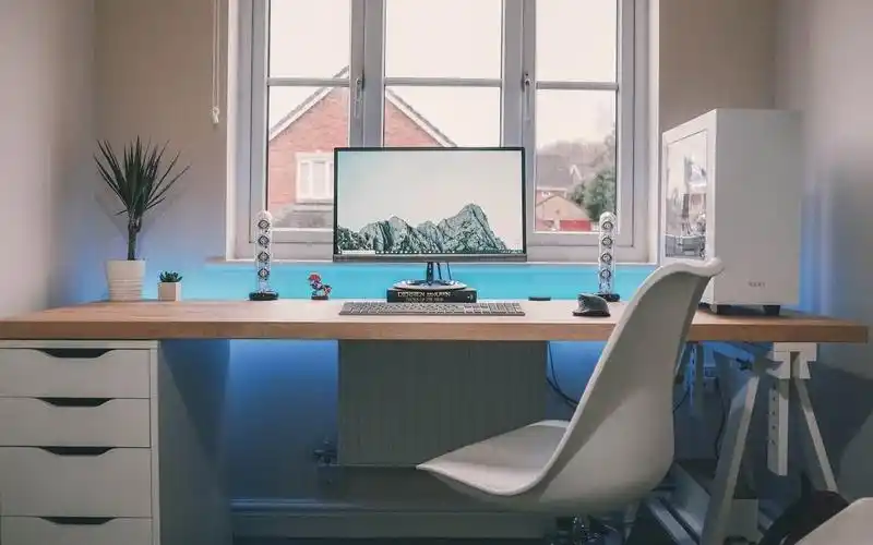 【搬运丨机翻】性价比简约电脑桌面布置 宜家ikea桌板 - byte review