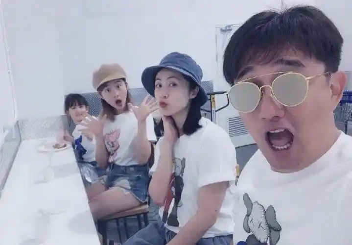 官宣恋情,被男生单膝跪地告白,男方身份曝光不简单_孩子_照片_黄磊