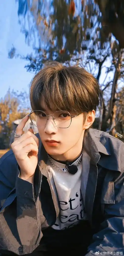 刘耀文壁纸|"打开vb就会被帅到"