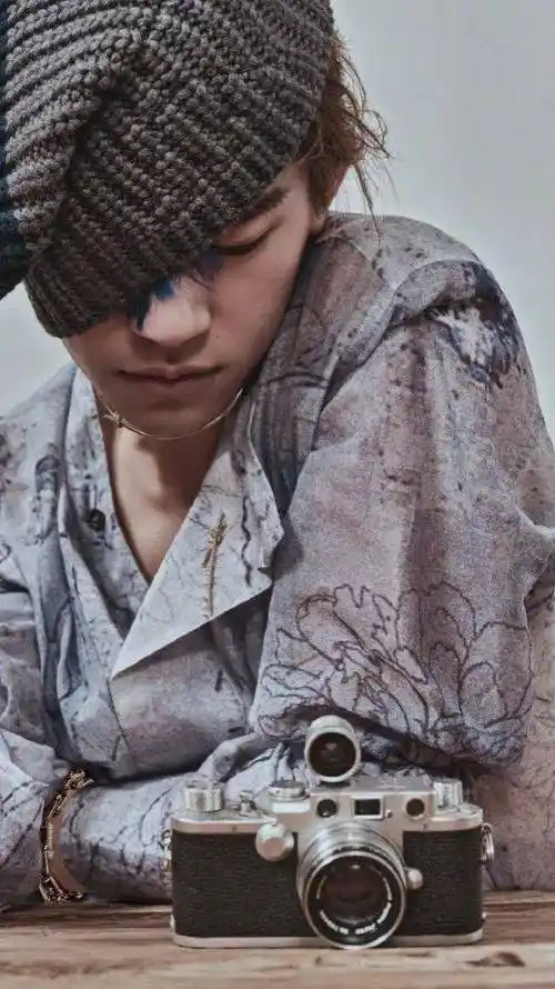 易烊千玺最新《时尚芭莎》开季封面壁纸走一波,每一张都超好看!