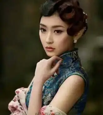 发型都搭配起来了呢,因为当时的技术有限所以只有有钱人家的太太才能