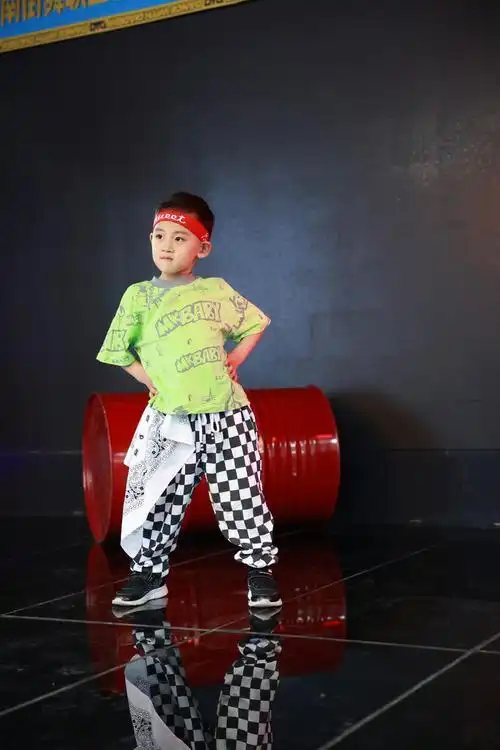 穿绿色衣服的儿童跳街舞抓拍