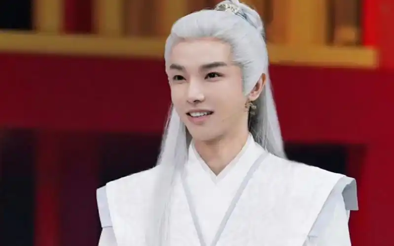 华晨宇王牌对王牌# 顶级先锋音乐艺术家华晨宇早就被人称为铁肺小