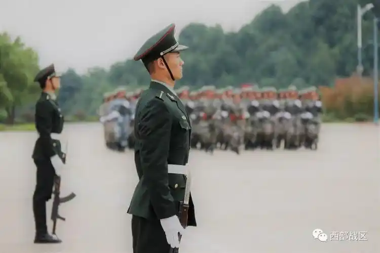 六个动作兵哥教你如何拥有挺拔军姿