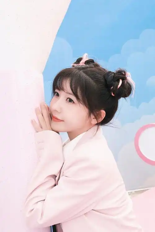 赖美云丸子头粉红百褶裙青春活力写真
