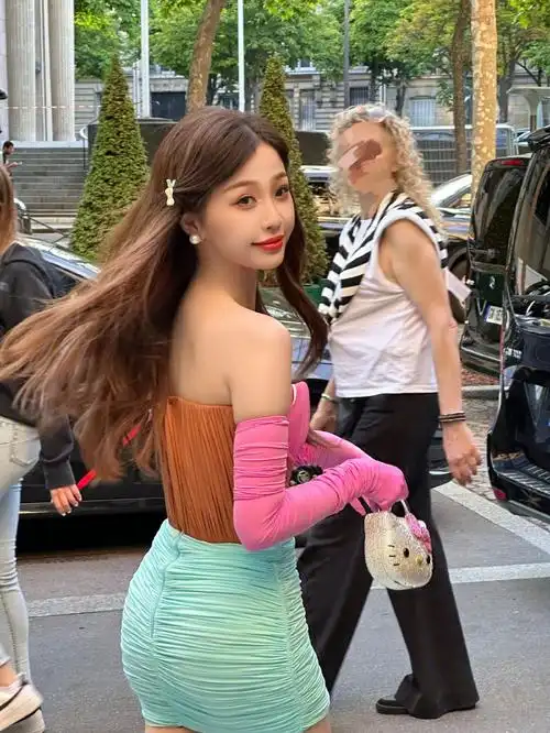 虞书欣分享法国随拍 撞色穿搭元气足