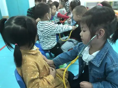 郴州市北湖区第八幼儿园 小小一班特色课程科学《听诊器》
