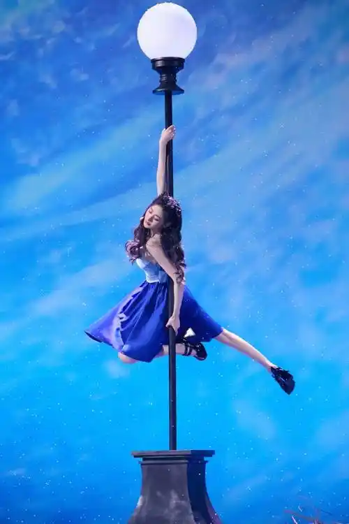 张天爱穿蓝裙路灯杆子上跳舞 像精灵一样楚楚动人