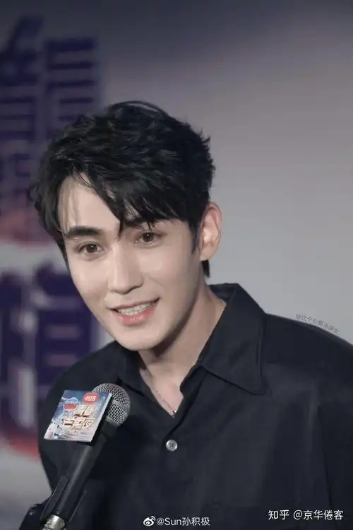 有没有人可以分享一下朱一龙笑起来的图片