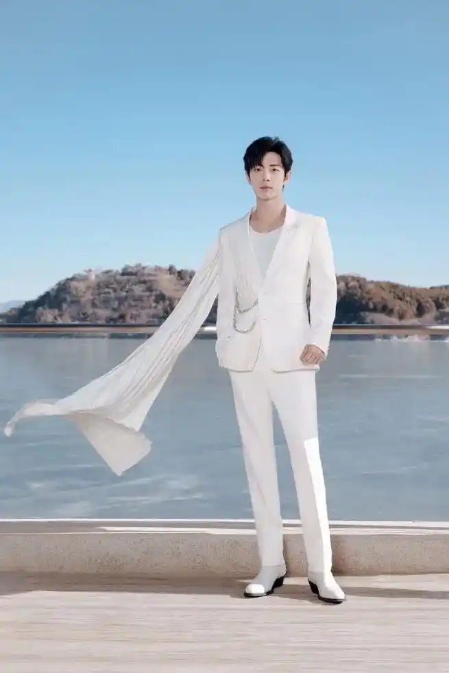 肖战 今晚的照型一身白色西服 超帅啊! 7点半见!#向全世 - 抖音