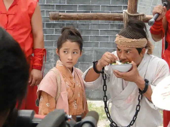 完成个人出道作品《 a target="_blank" href="/item/烟海沉浮