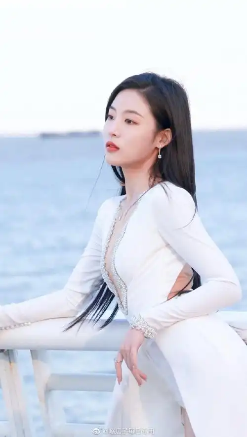 孙芮深v高开衩长裙##孙芮的裙子是懂我们想看什么的