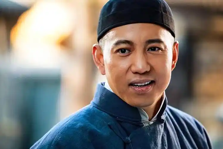 谷智鑫:33岁成名,35岁因拍戏坠马瘫痪,怀孕女友不离不弃,遗憾未办婚礼