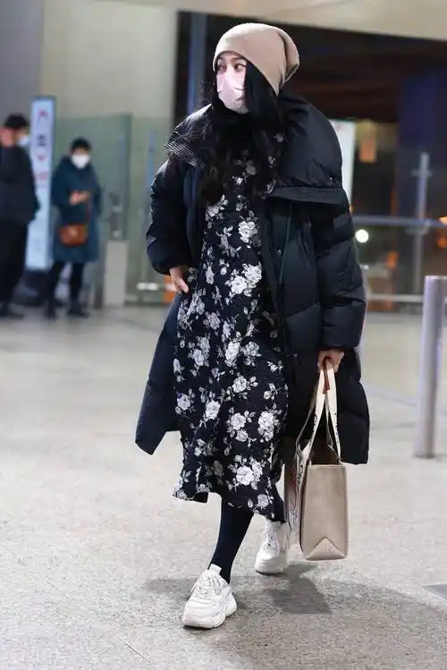 范冰冰高调走机场,穿印花裙搭羽绒服保暖又雅致,美得宛若画中人_外套