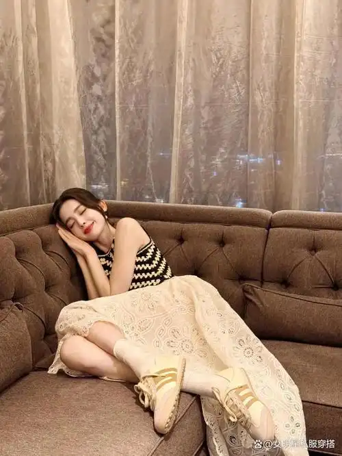 张馨予好会穿!裙子 运动鞋,松弛的女人最美!