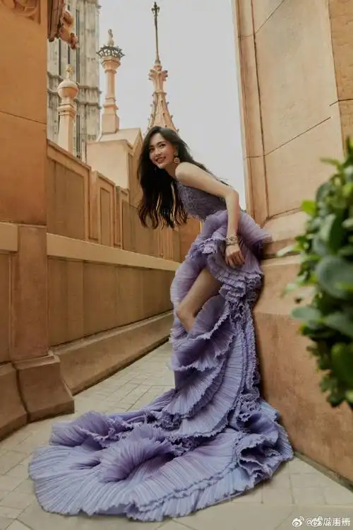 唐嫣元宵节营业照##唐嫣紫罗兰长裙