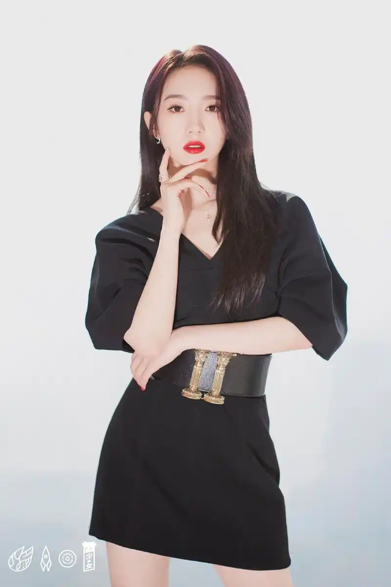 孟美岐皮靴短裙性感写真图片23