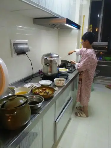 妈妈有更重要的事要办,所以我拉起袖子,帮妈妈炒菜.我要经常帮妈妈弄.