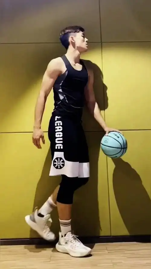 身高190的篮球体育生小哥哥高颜值的潮男帅哥