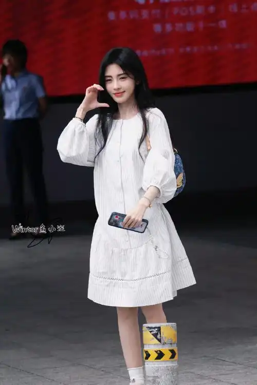 鞠婧祎现身长沙机场