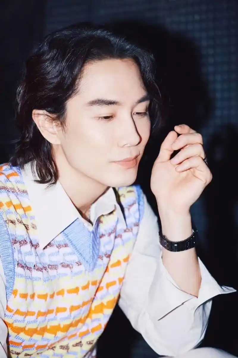 李承铉的白色搭配,层次感增加时尚氛围.