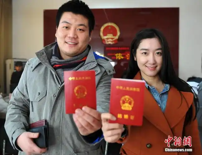 "情人节"新人扎堆领结婚证