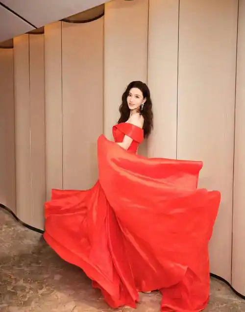 张萌穿抹胸深v红裙亮相电视剧品质盛典 艳丽妩媚 性感撩人_东方_卫视