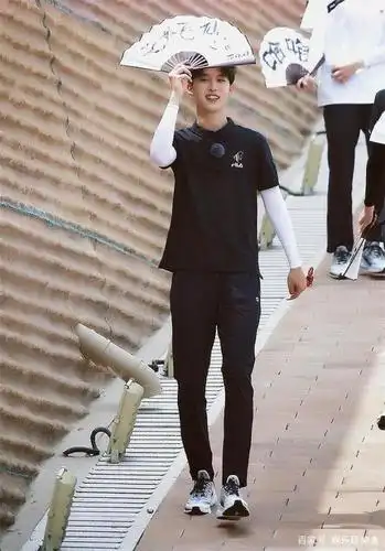 看范丞丞如何高情商回答女生体重问题真是个有梗努力的偶像