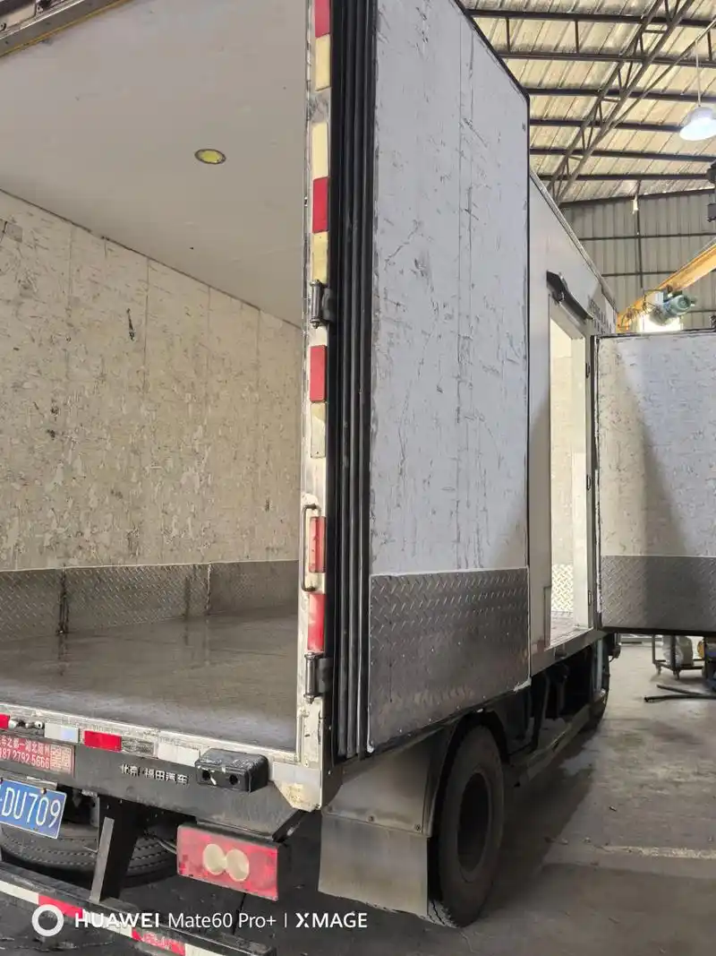 4米2冷藏车厢:更换全车夹板,加装承重横梁,加装不锈钢满焊底