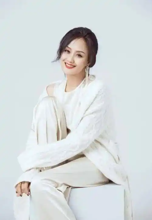 原创52岁李颖冻龄不改一袭白衣笑颜如花不愧是最美挂历女郎