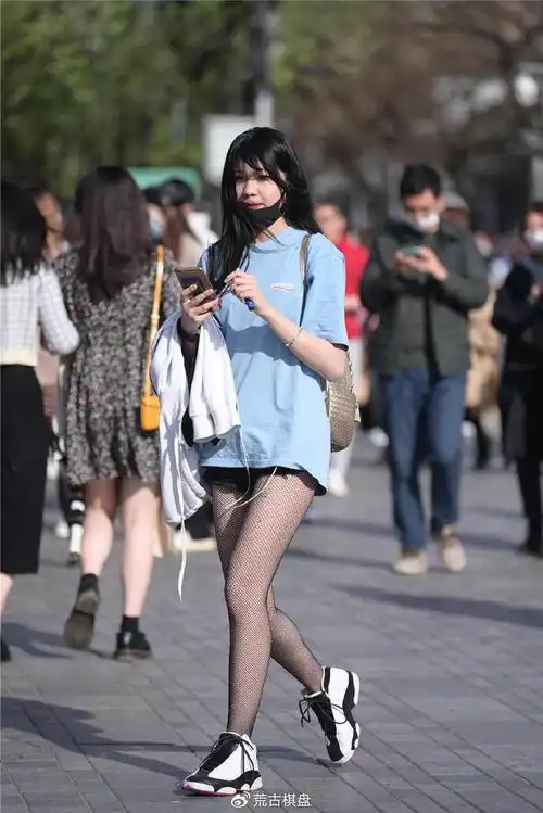 搭配黑白色的运动鞋,要是选择高跟鞋,会不一样|丝袜|运动鞋|黑白色