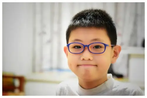 孩子今天戴上眼镜了